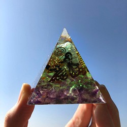 飛び立て♪蝶のピラミッド型オルゴナイト 1枚目の画像