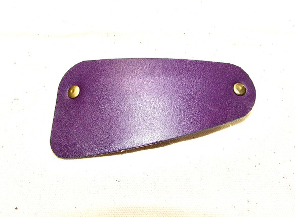 シンプルな紫の革バレッタ 1枚目の画像
