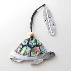 螺鈿細工 天然 白蝶貝＆レインボーアバロンシェル カメさん 根付 帯飾り 1枚目の画像