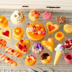 スイーツデコ (B048) 22個入り バラエティーパック：デザインケーキ(オレンジ)、クレープ、アイス、ドーナツ他 1枚目の画像