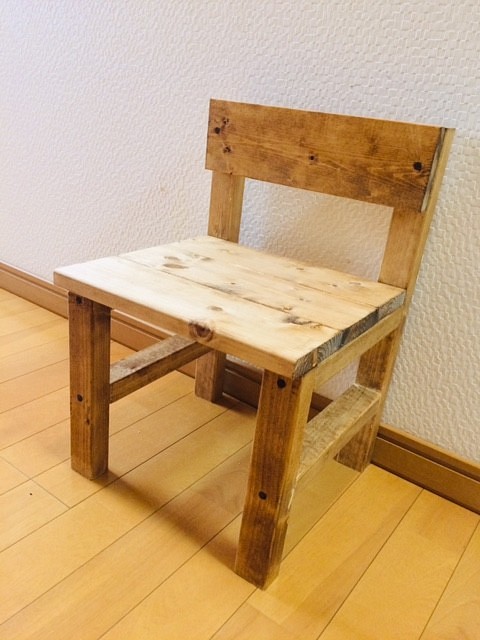 実用にもインテリアにも使える天然木の子供用スモールチェア（椅子） 1枚目の画像