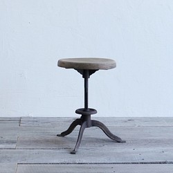 【アンティーク・リメイク家具】美脚なアイアンスツール 1枚目の画像