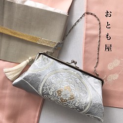 西陣織  絹帯 2wayがま口バッグ  24金銀泊二重織り  シルバー×ゴールド  チェーン、タッセル付き 1枚目の画像