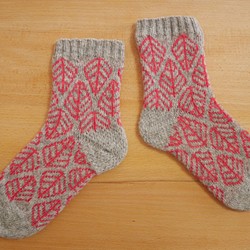 葉っぱ模様の編み込み靴下/ピンク 1枚目の画像