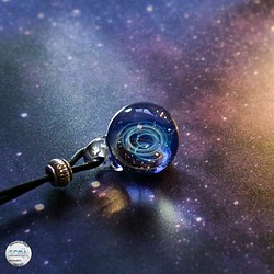 青の螺旋　きらめく銀河の宇宙ペンダント 1枚目の画像