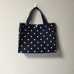 紺色ドット柄ミニトートバッグ（ナイロンバッグ、お弁当袋、小さめトート） 1枚目の画像