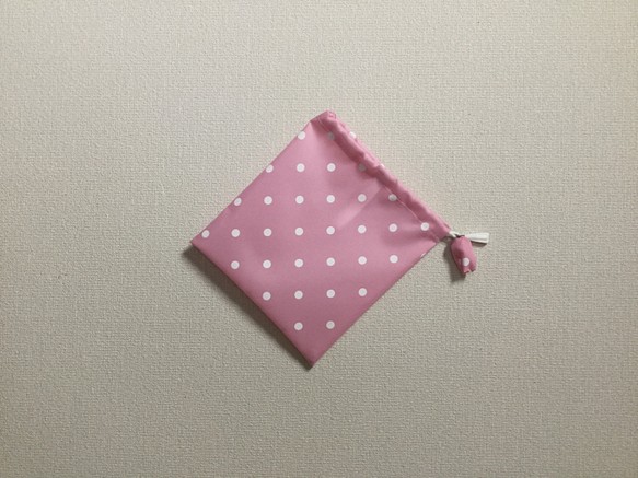 negoland ナイロンピンク色ドット柄巾着袋（給食袋、赤ちゃん、お菓子入れ、撥水生地、小さめ巾着） 1枚目の画像