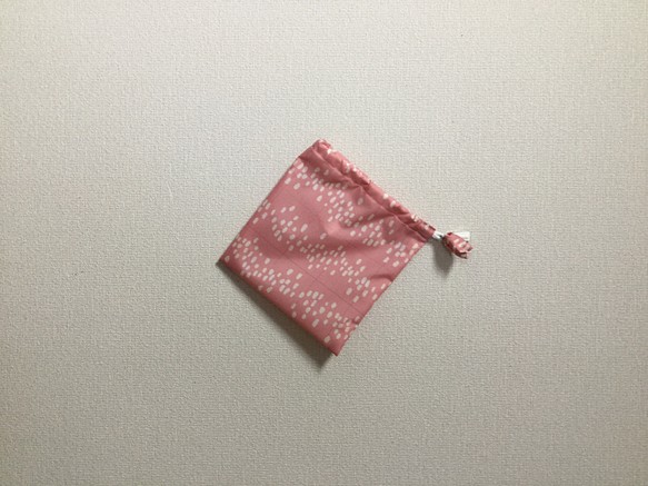 negoland ナイロンピンク色北欧柄巾着袋（給食袋、赤ちゃん、お菓子入れ、撥水生地、小さめ巾着） 1枚目の画像
