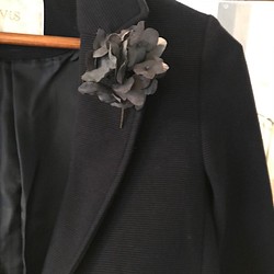 布花のナチュラルなアジサイブローチ 黒 1枚目の画像