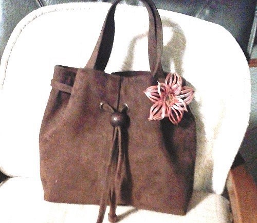 山羊革（チョコレート色）の巾着風バッグ　　コサージュ付き　　送料無料 1枚目の画像