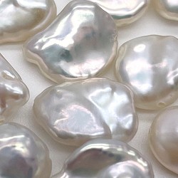 淡水パール 花びら ケシ バロック 2粒 ペア 真珠 干渉色 ホワイト系 メタリック 9~11mm 1枚目の画像