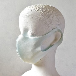 高密度ニット生地　スゴ楽マスク　裁ち切り仕立て　白/水色（女性Mサイズ） 1枚目の画像