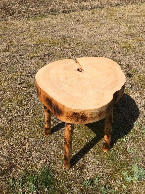 桧丸太の椅子 足付き 吉野桧 無垢 側面焼き加工有り サイドテーブル 