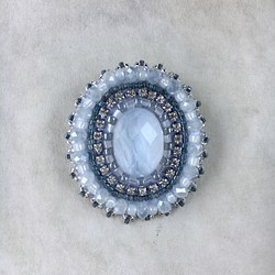 ライトブルーのブローチ　クリスタル（水晶）とブルーレース 1枚目の画像
