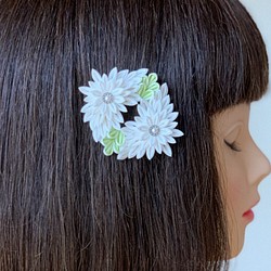 つまみ細工髪飾り２つ菊リース シルク 白 フレームピン 1枚目の画像