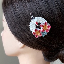 つまみ細工髪飾り鶴＆梅リース シルク フレームピン 1枚目の画像
