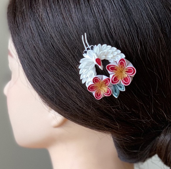 つまみ細工髪飾り鶴＆梅リース シルク フレームピン 1枚目の画像