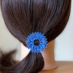 つまみ細工髪飾り丸つまみリース ホワイト＆ブルー シルク フレームピン 1枚目の画像