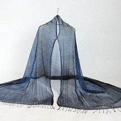 透け感あるシルク楊柳の大判ストール ジャワ天然藍染 1枚目の画像
