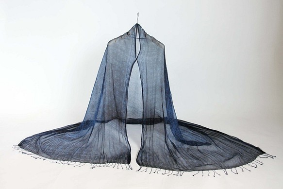透け感あるシルク楊柳の大判ストール ジャワ天然藍染 1枚目の画像