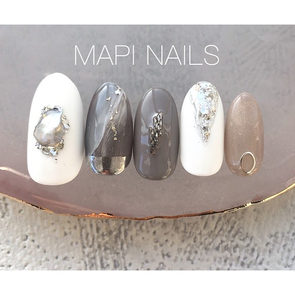マットホワイトとグレーのシンプル大人ネイル ネイルチップ ネイルシール Mapi Nails 通販 Creema クリーマ ハンドメイド 手作り クラフト作品の販売サイト