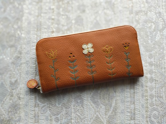 刺繡皮革錢包“ LIFE”駱駝×黃色（牛皮）圓形拉鍊式 第1張的照片