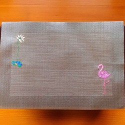 フラミンゴと蓮の花の手刺繍ランチョンマット 1枚目の画像