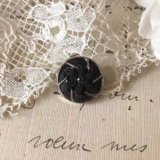 ヴィンテージガラスボタン・黒のお花にシルバーライン 1枚目の画像