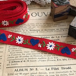 フランスのヴィンテージ刺繍リボン・赤に青のハートと白いお花 50cm 1枚目の画像