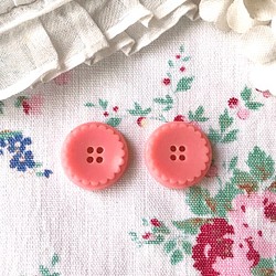 ヴィンテージボタン・濃いピンク小さなお花ボタン2個セット 1枚目の画像