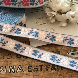 フランスのヴィンテージ刺繍リボン・優しいピンクにブルーと白のお花 50cm 1枚目の画像