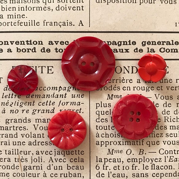 フランスのヴィンテージボタン5個セット・赤 1枚目の画像
