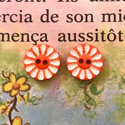 ヴィンテージボタン・オレンジに白いお花 2個セット 1枚目の画像