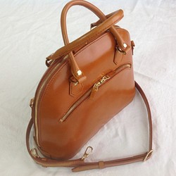 qu様ご注文のブガッティ型バッグ（外ポケット付き、キャメルブラウン色、ショルダーベルト付き） 1枚目の画像