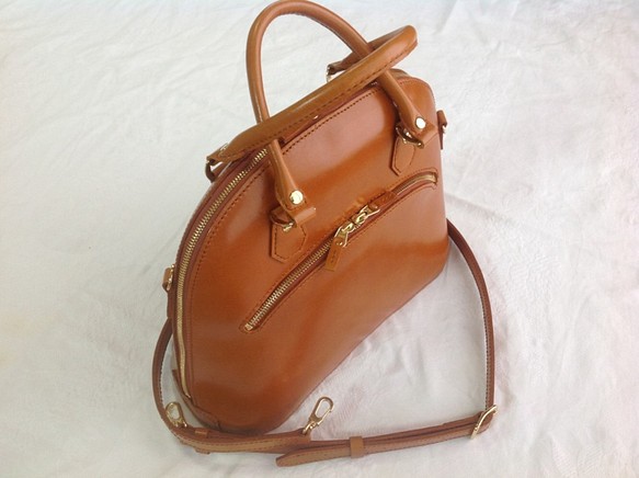 qu様ご注文のブガッティ型バッグ（外ポケット付き、キャメルブラウン色、ショルダーベルト付き） 1枚目の画像