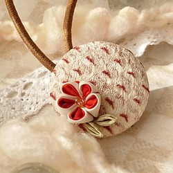 紅白梅のくるみボタンのヘアゴム 1枚目の画像