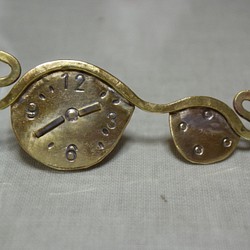 真鍮ブローチ・メガネ時計 1枚目の画像