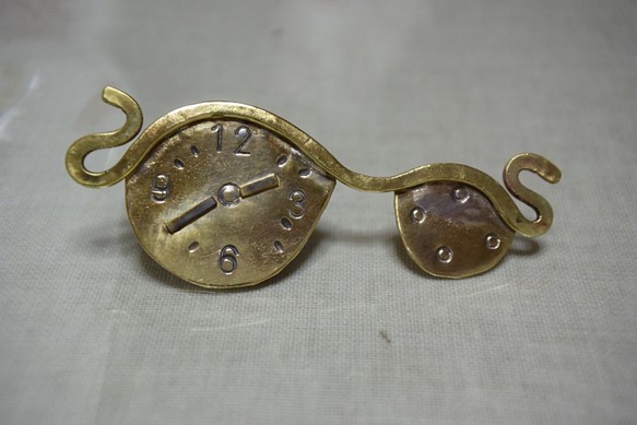 真鍮ブローチ・メガネ時計 1枚目の画像