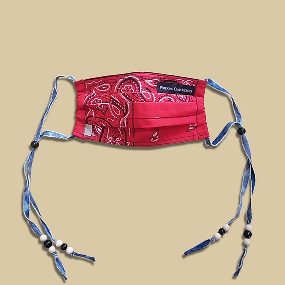 バンダナ(赤) プリーツ マスク デニム紐 ビーズ付き 1枚目の画像