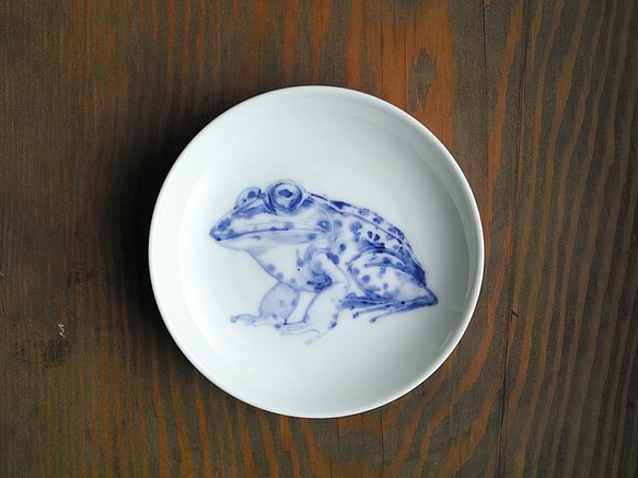 【一点物】「トノサマガエル」動物の手描き染付小皿 絵皿 1枚目の画像