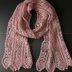 ラメ入りの淡いピンクの糸で編んだストール（ストールーＳ１） 1枚目の画像