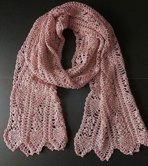 ラメ入りの淡いピンクの糸で編んだストール（ストールーＳ１