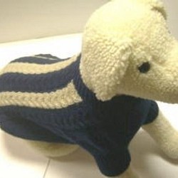 紺色にベージュの縄編みのセーター(M-1199) 1枚目の画像