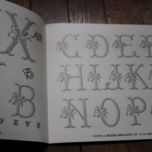フランス アルファベット、モノグラムの刺繍図案集 編み図・パターン 