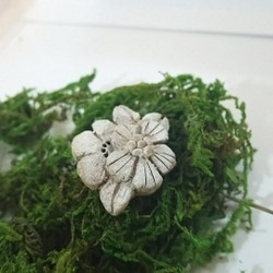 陶土のお花ブローチ 1枚目の画像