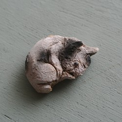 陶土のフレブルおねんねブローチ　パイド 1枚目の画像