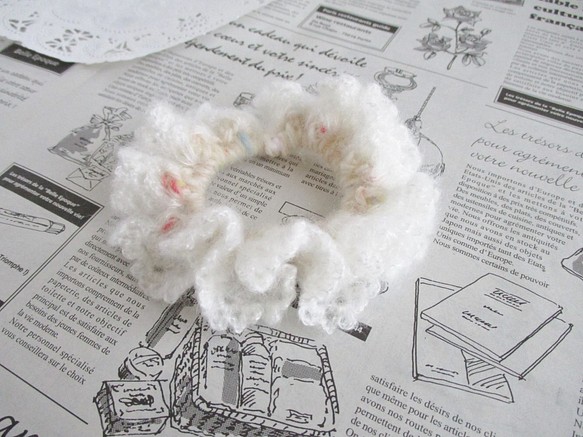 シュシュ ★ 雪の結晶 モヘア 毛糸 手編み 大人 ヘアアクセサリー 1枚目の画像