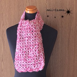 手編みのマフラー(かぎ針編み メランジモヘア レッド × オフホワイト) 1枚目の画像