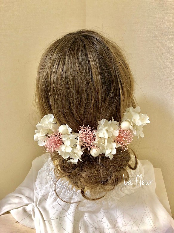 ホワイト紫陽花とピンクかすみ草のヘッドパーツ 髪飾り 1枚目の画像
