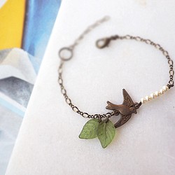飛翔在空中的小燕子 仿珍珠綠葉子 古銅手鍊P46 第1張的照片